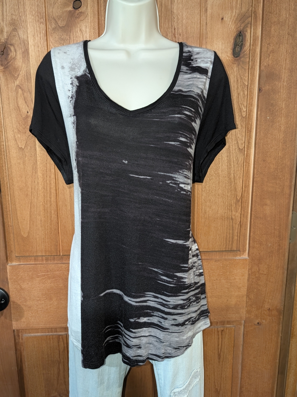Simply Vera Wang Black and Light Gray V-Neck Tee With Metallic Silver Accents
